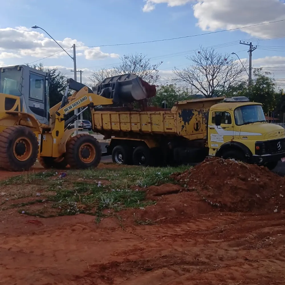 Pá carregadeira carregando a caçamba com terra