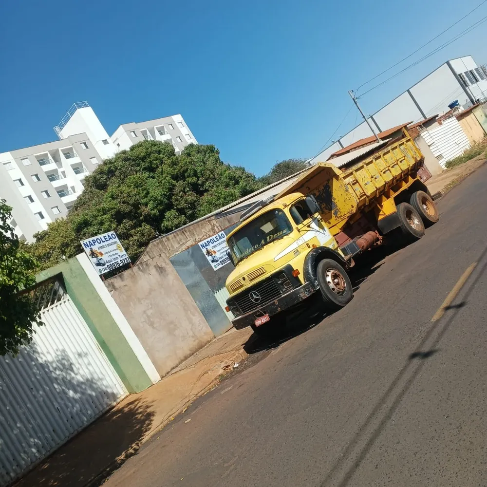 Caminhão da Napoleão a postos para o serviço